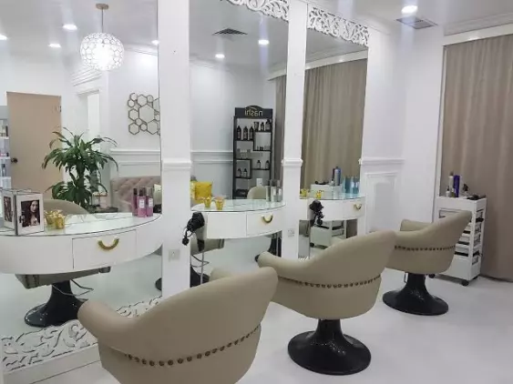 صالون بالقرب مني