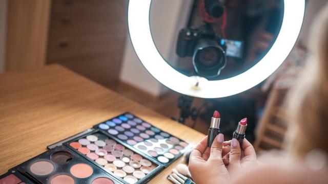 كيف تصبح مؤثر في مجال العنايه والتجميل